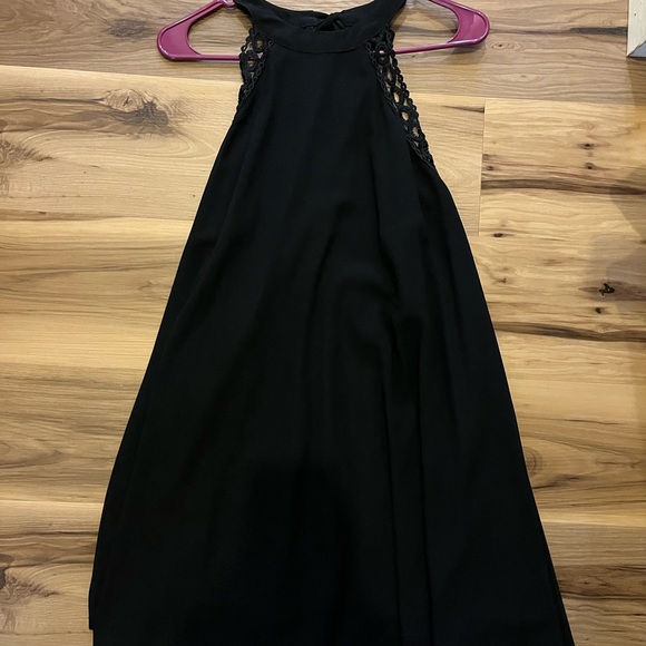 Black Backless Detailed dress - Picture 2 of 4